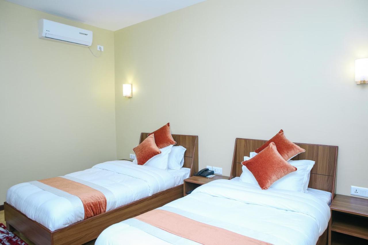 Om Gaura Hotel Pokhara Zewnętrze zdjęcie