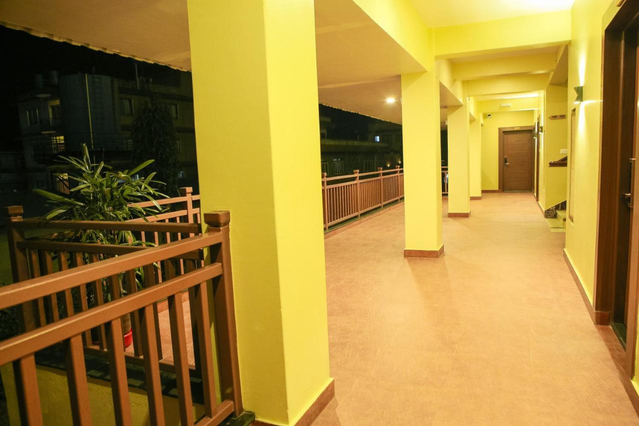Om Gaura Hotel Pokhara Zewnętrze zdjęcie