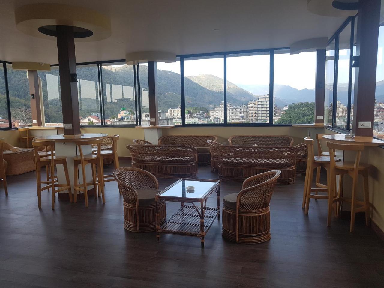 Om Gaura Hotel Pokhara Zewnętrze zdjęcie