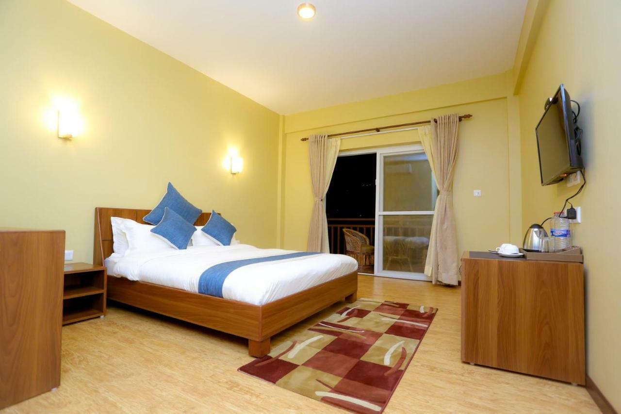 Om Gaura Hotel Pokhara Zewnętrze zdjęcie